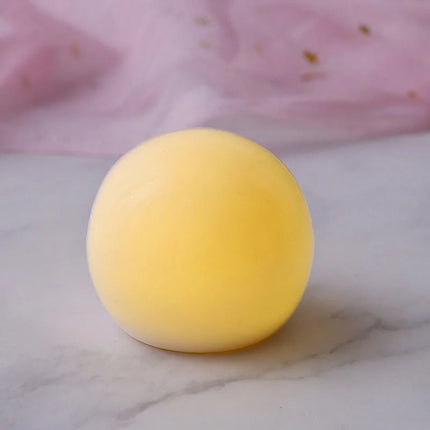 Shell shaped lamp with pearl

